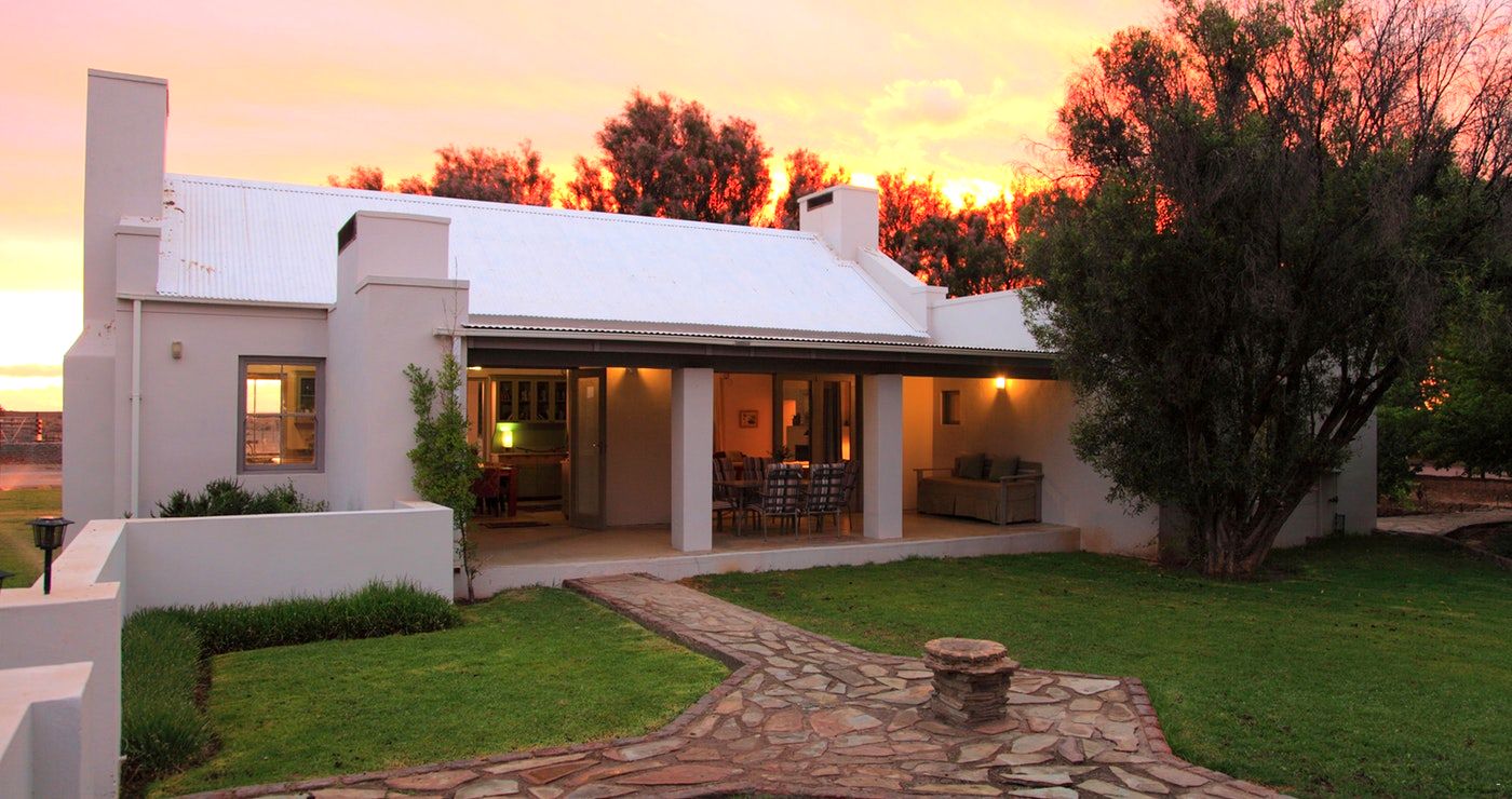 Jakhalsdans, 'n drieslaapkamerhuis in Loxton het eens aan Deon Meyer behoort. Jakhalsdans, 'n drieslaapkamerhuis in Loxton het eens aan Deon Meyer behoort.